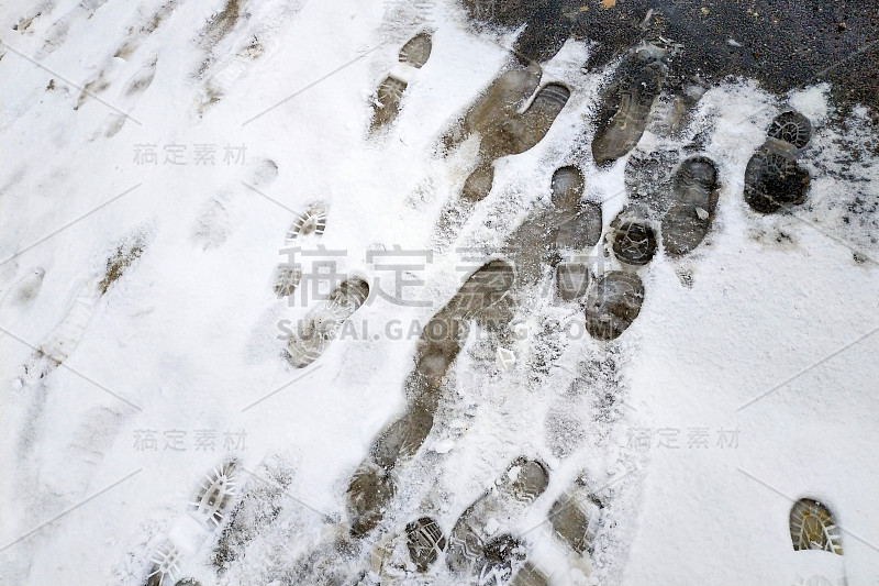 冬天雪地上一个人的脚印。