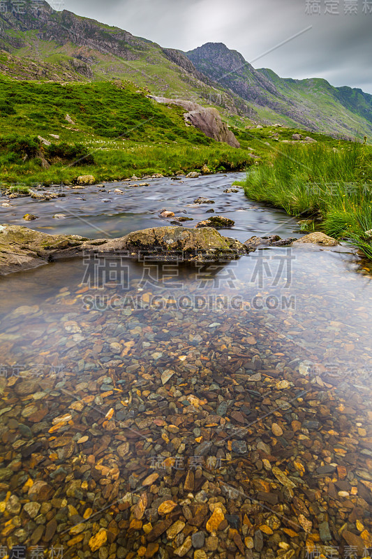 Llanberis Pass的小溪