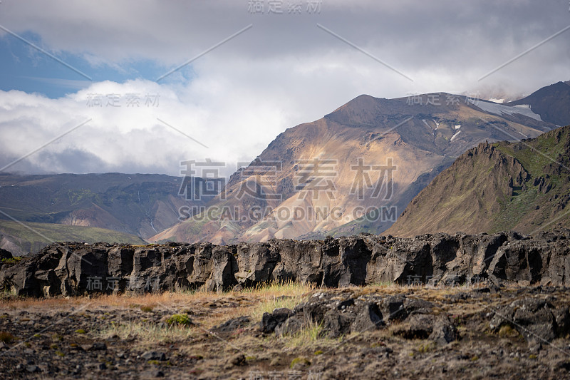 全貌的山与火山景观。冰岛的劳格维格徒步旅行