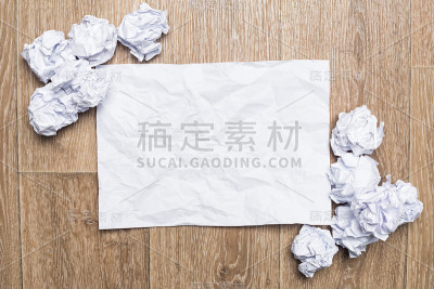 皱巴巴的纸团和空白纸