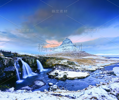 冰岛黄昏时分的Kirkjufell山。