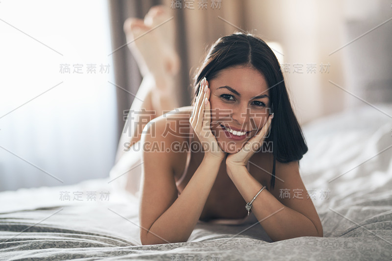 女人在床上