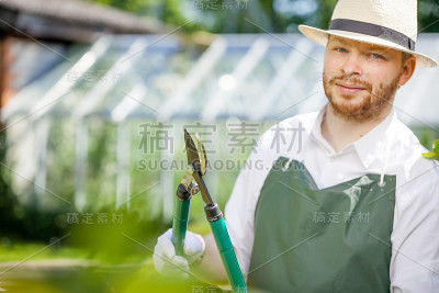 年轻的园丁，有专业的工具和设备