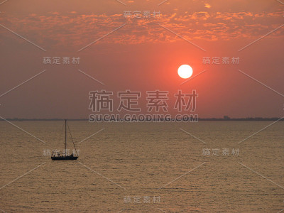 海上的日落。