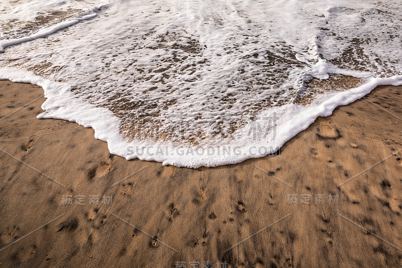 海浪滚向海滩的漩涡图案