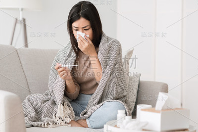 女孩发烧流鼻涕
