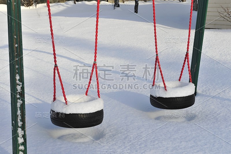 下雪的。夏天公园里下雪的冬天。