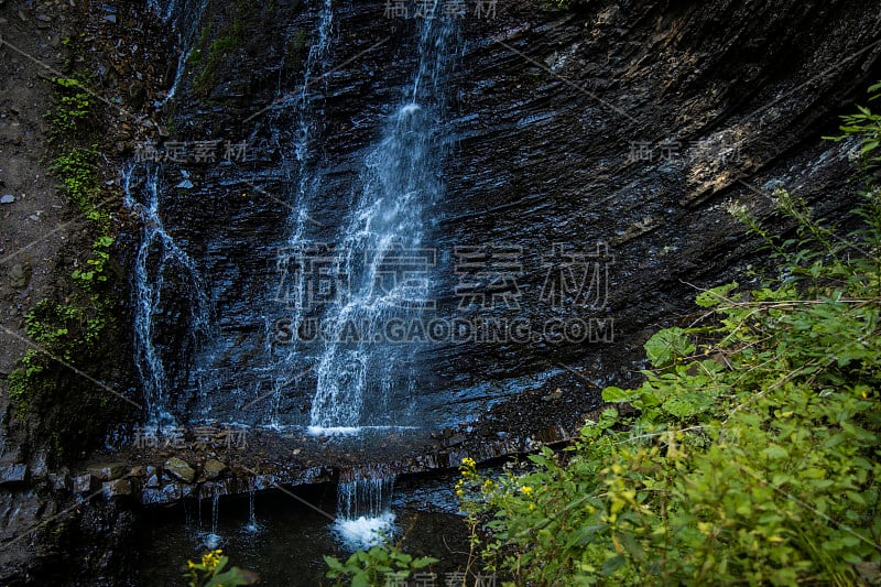 森林瀑布水模糊运动岩石瀑布风景室外环境和绿叶前景