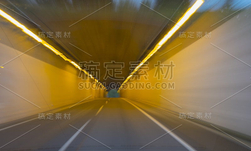 开车穿过隧道。