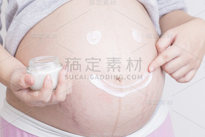 孕妇在腹部涂抹护肤霜