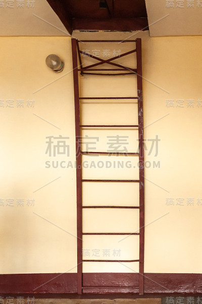 公寓楼顶层通往屋顶的楼梯