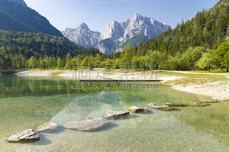 斯洛文尼亚Triglav国家公园Kranjska Gora村附近的湖泊和山脉