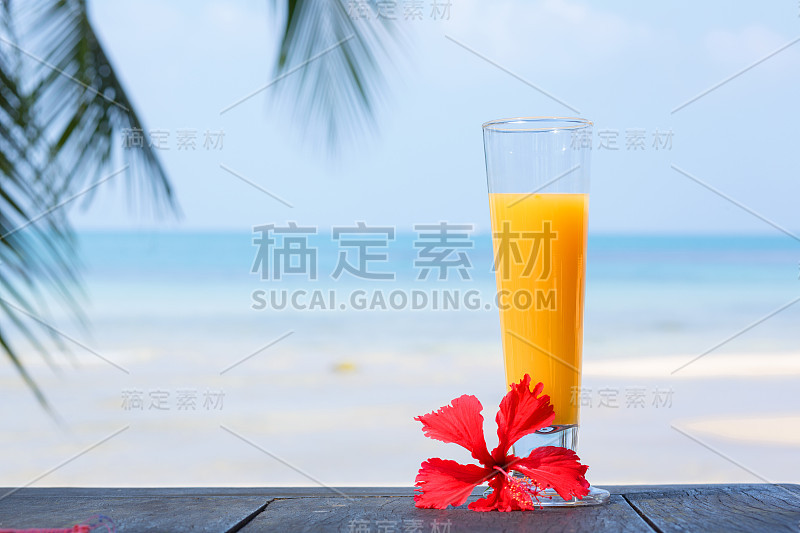 热带海滩上的鸡尾酒