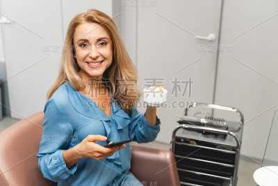 高兴的金发女人展示她友好的微笑