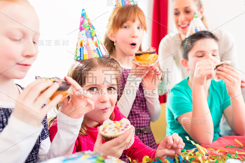 孩子们在生日聚会上吃着松饼和蛋糕