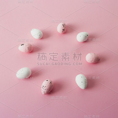 粉色和白色的复活节彩蛋，鹌鹑，圆框。