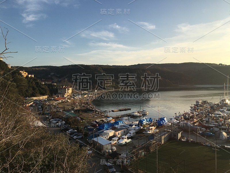 滨海沙滩，大海，自然山脉