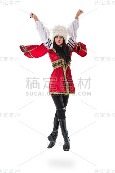 年轻女子穿着民族服装跳跃。孤立在白色