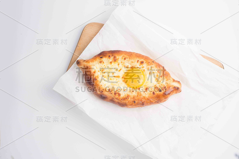 阿贾里安·哈切布里(Adjarian khachapuri)在白色背景的黑板上工作