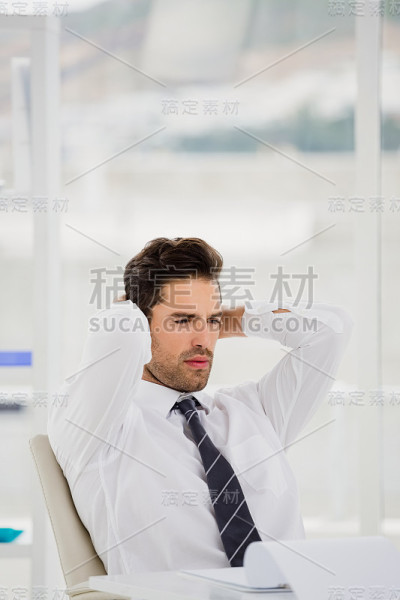 用笔记本做笔记的商人
