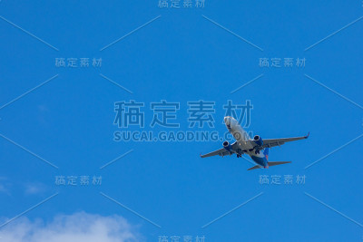 飞机在空中旅行的概念