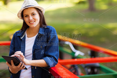 少女在户外使用平板电脑