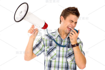 男人通过扩音器大喊
