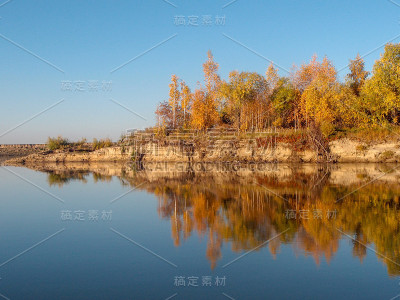 鄂木斯克地区额尔齐斯河的秋季河岸。俄罗斯