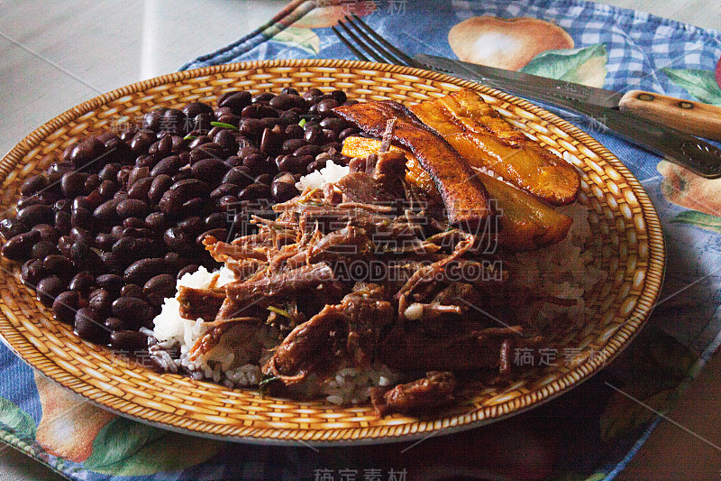 委内瑞拉美食:Pabellón克里奥罗，米饭，牛肉丝，炸大蕉，炖黑豆