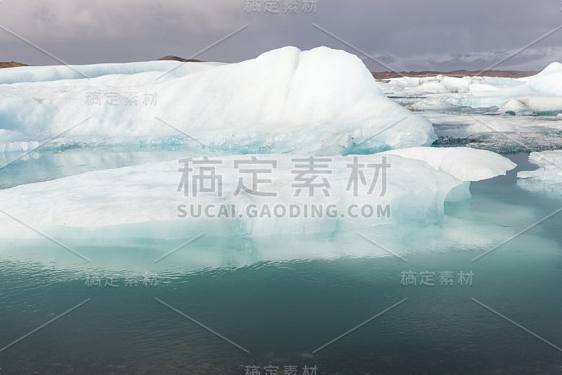 冰岛Jokulsarlon冰川泻湖中的冰山