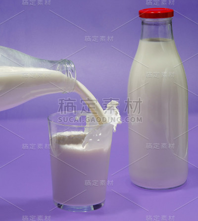 一瓶牛奶，奶牛。