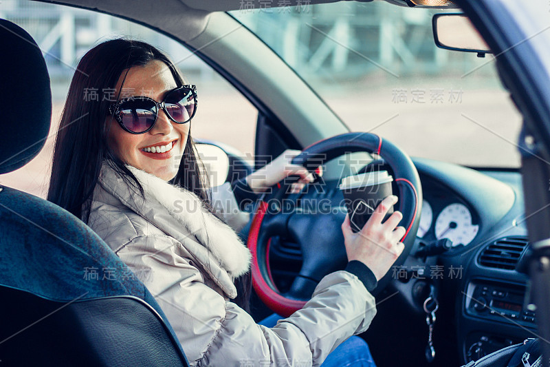 漂亮的年轻女人开车。