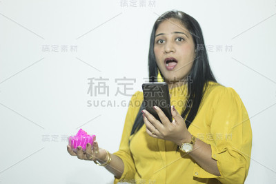 惊讶的女人在网上使用手机找到一个很好的报价