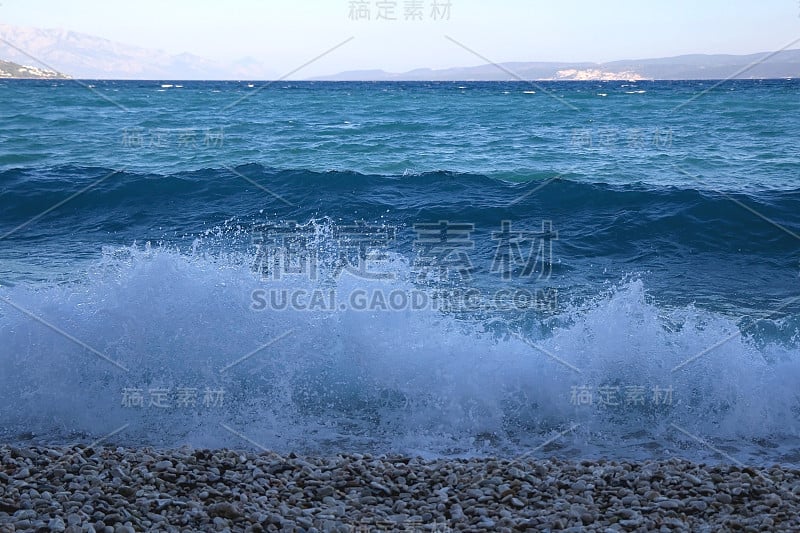 海滩上的波浪