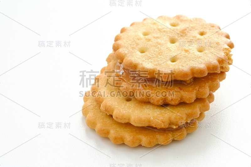 白色背景上孤立的甜食消化饼干堆