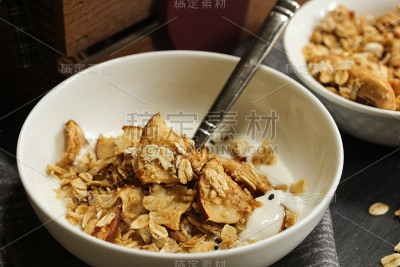 酸奶加自制苹果麦片