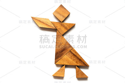 木质七巧板在歌唱人的形状在白色的背景