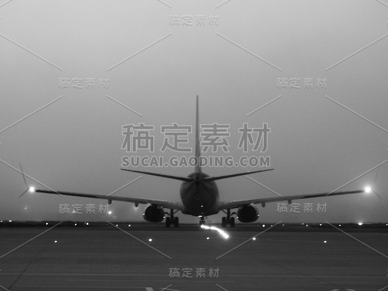 滑行的飞机