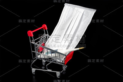 迷你购物车里有医用口罩和温度计