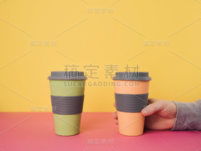 手牵着拿走咖啡杯。
