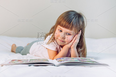 美丽的小女孩在看书