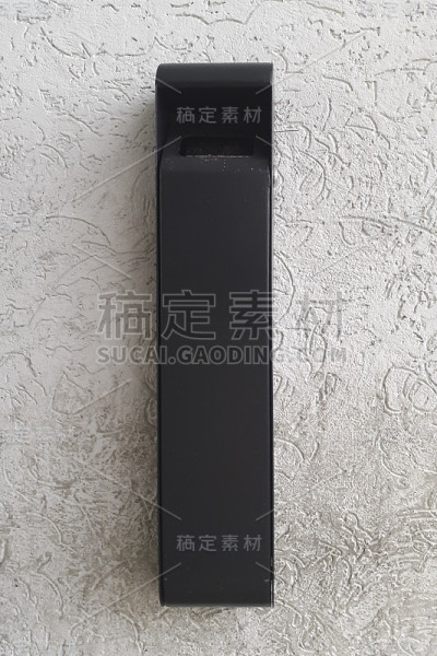 混凝土墙上垂直的金属烟灰缸