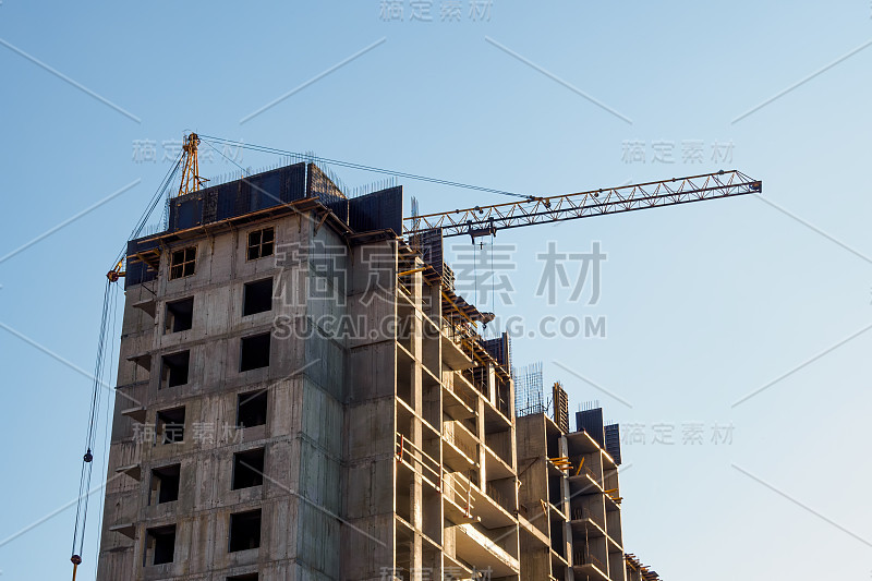 高面板建筑施工，施工吊车背景为蓝天。