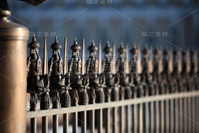 带峰的金属栅栏