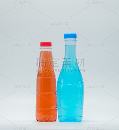 两个现代设计的软饮瓶在白色的背景