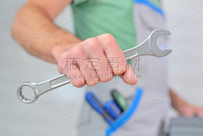 工人手里拿着工具。