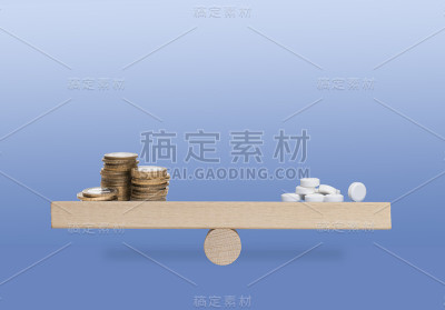蓝色背景上有一堆硬币和白色药丸的木头鳞片