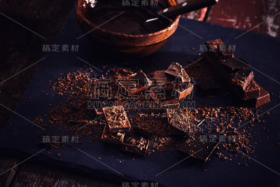 旧木桌上放着巧克力