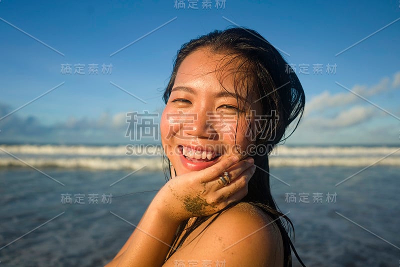 自然的生活方式肖像年轻迷人和快乐的亚洲中国女人在泳装走在美丽的海滩天堂感觉轻松和愉快享受假期的无忧无