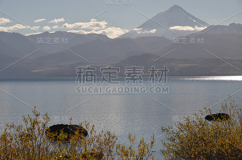 拉宁火山和湖泊